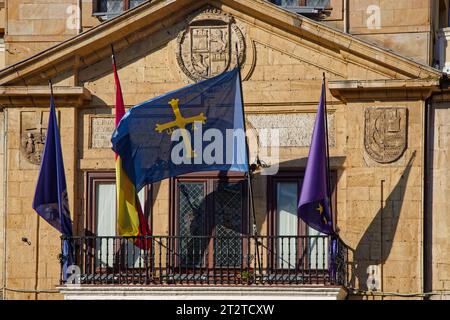 OVIEDO, SPANIEN, 1. Oktober 2023: Fassade des Rathauses von Oviedo und Flagge von Asturien. Stockfoto