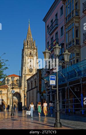 OVIEDO, SPANIEN, 1. Oktober 2023 : die Straßen der Altstadt von Oviedo halten eine mittelalterliche Atmosphäre für Touristen. Stockfoto