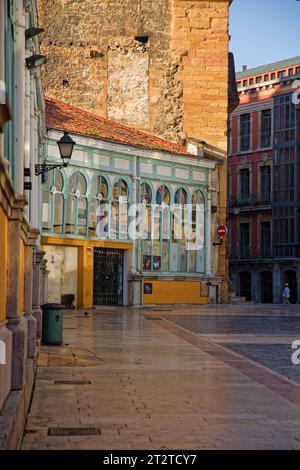 OVIEDO, SPANIEN, 1. Oktober 2023: Der Mercado de El Fontan ist der Hauptplatz der asturischen Stadt Oviedo Stockfoto