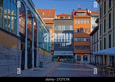 OVIEDO, SPANIEN, 1. Oktober 2023: Der Mercado de El Fontan ist der Hauptplatz der asturischen Stadt Oviedo Stockfoto