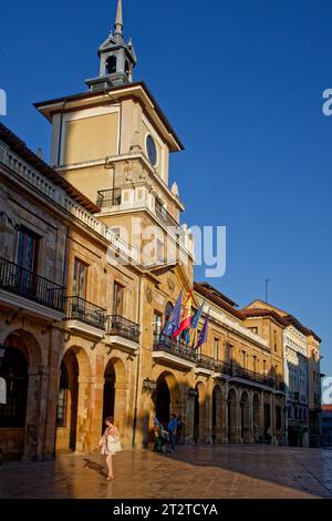 OVIEDO, SPANIEN, 1. Oktober 2023: Das 1623 von Juan de Naveda erbaute und 1939 restaurierte Rathaus Oviedo wird von einem aus dem Foun mitgebrachten Marmorlöwen geleitet Stockfoto