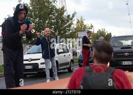 Turin, Turin, Italien. Oktober 2023. Fünf Aktivisten der letzten Generation blockieren den Verkehr vor dem Bahnhof Porta Susa in Turin und fordern der italienischen Regierung 20 Milliarden Euro für die Schäden an, die durch die extremen Klimaereignisse verursacht wurden. (Kreditbild: © Matteo SECCI/ZUMA Press Wire) NUR REDAKTIONELLE VERWENDUNG! Nicht für kommerzielle ZWECKE! Stockfoto