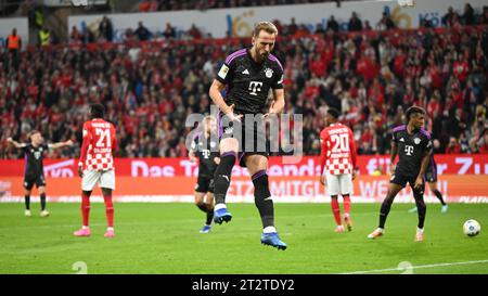 Mainz, Deutschland. Oktober 2023. Fußball: Bundesliga, 1. FSV Mainz 05 - FC Bayern München, Spieltag 8, in der Mewa Arena. Münchens Torschütze Harry Kane (M) feiert, nachdem er das Tor mit 2:0 erzielt hat. Hinweis: Arne Dedert/dpa – WICHTIGER HINWEIS: gemäß den Vorgaben der DFL Deutsche Fußball Liga und des DFB Deutscher Fußball-Bund ist es verboten, im Stadion und/oder des Spiels aufgenommene Fotografien in Form von Sequenzbildern und/oder videoähnlichen Fotoserien zu verwenden oder zu verwenden./dpa/Alamy Live News Stockfoto