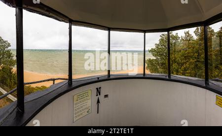 Der Panoramablick vom Laternenraum des Mission Point Leuchtturms erstreckt sich über einen Sandstrand an der Grand Traverse Bay, Old Mission Peninsula, Traverse City, Peninsula Township, Michigan, Vereinigte Staaten. Besucher erreichen diesen Aussichtspunkt, indem sie die Wendeltreppe bis zur Spitze des Leuchtturms von 1870 hinaufsteigen. Stockfoto
