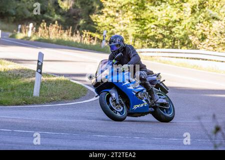 Motorrad unterwegs auf einer kurvenreichen Strecke, Lochenpass, Schwäbische Alb. // 13.10.2023: Balingen, Baden-Württemberg, Deutschland, Europa *** Motorrad auf einer kurvenreichen Straße, Lochenpass, Schwäbische Alb 13 10 2023 Balingen, Baden Württemberg, Deutschland, Europa Credit: Imago/Alamy Live News Stockfoto