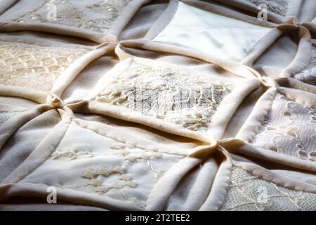 1980er Jahre Antike Kathedrale Fenster Muster handgemachte Hochzeit Quilt, USA Stockfoto