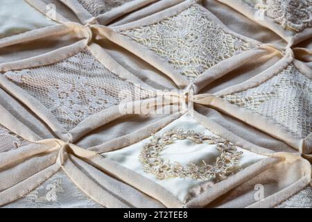 1980er Jahre Antike Kathedrale Fenster Muster handgemachte Hochzeit Quilt, USA Stockfoto