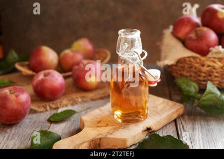 Apfelessig in einer Glasflasche Stockfoto