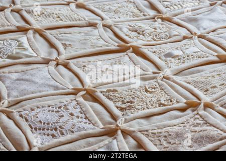 1980er Jahre Antike Kathedrale Fenster Muster handgemachte Hochzeit Quilt, USA Stockfoto