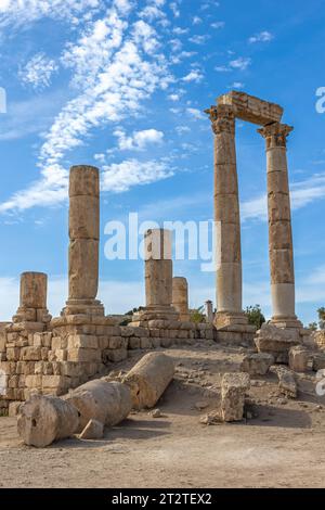 Der unvollendete römische Herkules-Tempel in der Zitadelle von Amman ist eine archäologische Stätte im Zentrum der Innenstadt von Amman in Jordanien. Stockfoto