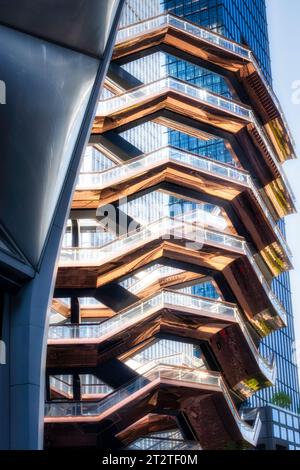 Das Schiff ist ein mehrstöckiges, kupferbeschichtetes interaktives Kunstwerk in Hudson Yards, 2023, New York City, USA Stockfoto