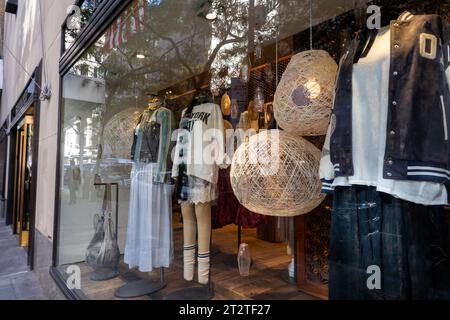 Die Bekleidungskette Free People hat ein Geschäft im Rockefeller Center, New York City, USA 2023 Stockfoto
