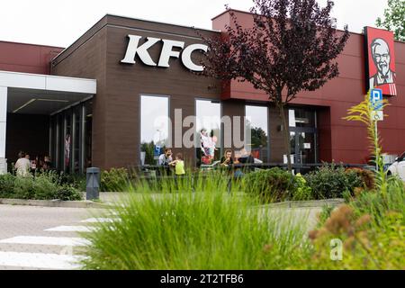 6. August 2023, A1 - Amber 1 Highway, Polen: Das Restaurant KFC befindet sich an der Autobahn A1 Amber One in Polen. (Credit Image: © Mateusz Slodkowski/SOPA Images via ZUMA Press Wire) NUR REDAKTIONELLE VERWENDUNG! Nicht für kommerzielle ZWECKE! Stockfoto