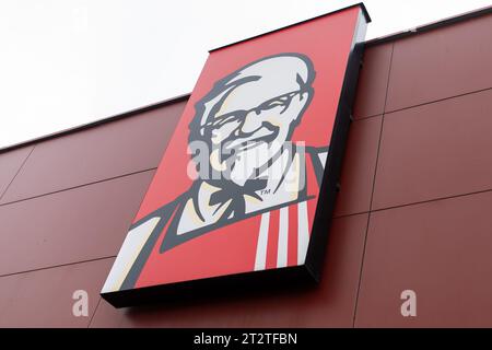 6. August 2023, A1 - Amber 1 Highway, Polen: Das Logo des Restaurants KFC ist auf der Autobahn A1 Amber One in Polen zu sehen. (Credit Image: © Mateusz Slodkowski/SOPA Images via ZUMA Press Wire) NUR REDAKTIONELLE VERWENDUNG! Nicht für kommerzielle ZWECKE! Stockfoto