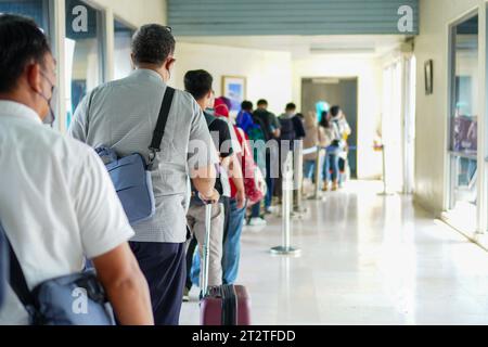 Überfüllte Gates: Passagiere, die in der Warteschlange für ihren Flug stehen Stockfoto