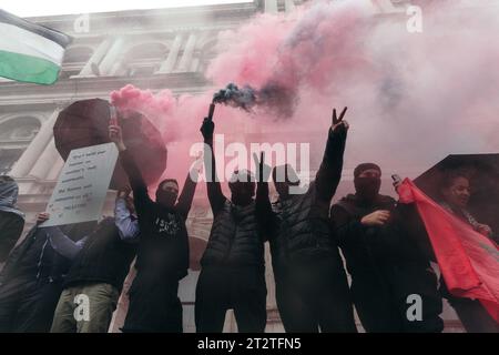 London, Großbritannien. Oktober 2023. Bei einem Marsch für Palästina und Gaza in Zentral-London nehmen Tausende Teil, wobei der heftige Regen die emotionalen Ausdrucksformen von Leidenschaft, Wut, Trauer und Solidarität nicht abschreckt: Gruppen der Stop the war Coalition, Mitglieder der Neturei Karta Jewish Community, Freunde von Al Aqsa und andere schlossen sich zusammen, um die Situation im Nahen Osten zu beklagen. © Simon King/Alamy Live News Stockfoto