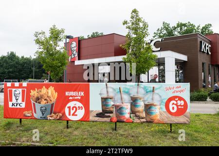 6. August 2023, A1 - Amber 1 Highway, Polen: Das Restaurant KFC befindet sich an der Autobahn A1 Amber One in Polen. (Credit Image: © Mateusz Slodkowski/SOPA Images via ZUMA Press Wire) NUR REDAKTIONELLE VERWENDUNG! Nicht für kommerzielle ZWECKE! Stockfoto