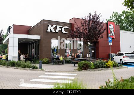 6. August 2023, A1 - Amber 1 Highway, Polen: Das Restaurant KFC befindet sich an der Autobahn A1 Amber One in Polen. (Credit Image: © Mateusz Slodkowski/SOPA Images via ZUMA Press Wire) NUR REDAKTIONELLE VERWENDUNG! Nicht für kommerzielle ZWECKE! Stockfoto