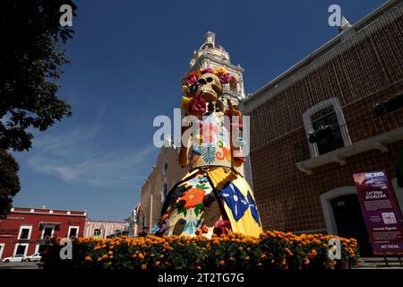 20. Oktober 2023, Bundesstaat Puebla, Mexiko: Monumentale Katrinas mit verschiedenen Charakterdarstellungen zieren Felder und Orte in der Gemeinde Atlixco im Bundesstaat Puebla. Am 20. Oktober 2023 im Bundesstaat Puebla, Mexiko (Credit Image: © Luis Barron/eyepix via ZUMA Press Wire) NUR REDAKTIONELLE VERWENDUNG! Nicht für kommerzielle ZWECKE! Stockfoto