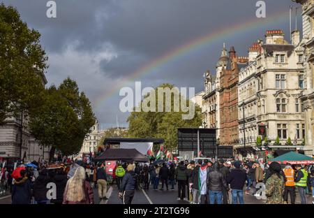 London, England, Großbritannien. Oktober 2023. Ein Regenbogen erscheint über den Demonstranten in Whitehall. Zehntausende von Menschen marschierten im Zentrum Londons in Solidarität mit Palästina, während sich der Krieg zwischen Israel und Hamas verschärft hat. (Kreditbild: © Vuk Valcic/ZUMA Press Wire) NUR REDAKTIONELLE VERWENDUNG! Nicht für kommerzielle ZWECKE! Stockfoto