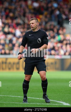 Brentford, London, Großbritannien. Oktober 2023; Gtech Community Stadium, Brentford, London, England; Premier League Football, Brentford gegen Burnley; Schiedsrichter Josh Smith Credit: Action Plus Sports Images/Alamy Live News Stockfoto