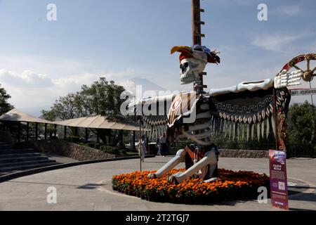 Atlixco City, Mexiko. Oktober 2023. 20. Oktober 2023, Bundesstaat Puebla, Mexiko: Monumentale Katrinas mit verschiedenen Charakterdarstellungen zieren Felder und Orte in der Gemeinde Atlixco im Bundesstaat Puebla. Am 20. Oktober 2023 in Puebla, Mexiko (Foto: Luis Barron/Eyepix Group). Quelle: Eyepix Group/Alamy Live News Stockfoto