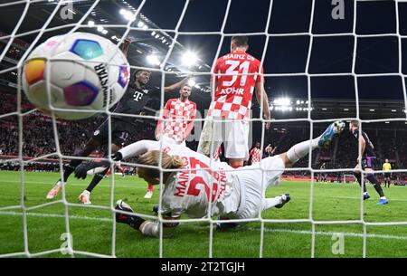 Mainz, Deutschland. Oktober 2023. Fußball: Bundesliga, 1. FSV Mainz 05 - FC Bayern München, Spieltag 8, in der Mewa Arena. Münchner Harry Kane (r) erzielt das Tor zum 2:0 gegen Mainzer Torhüter Robin Zentner (M). Auf der linken Seite feiert Münchens Kingsley Coman. Hinweis: Arne Dedert/dpa – WICHTIGER HINWEIS: gemäß den Vorgaben der DFL Deutsche Fußball Liga und des DFB Deutscher Fußball-Bund ist es verboten, im Stadion und/oder des Spiels aufgenommene Fotografien in Form von Sequenzbildern und/oder videoähnlichen Fotoserien zu verwenden oder zu verwenden./dpa/Alamy Live News Stockfoto