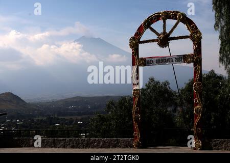 Atlixco City, Mexiko. Oktober 2023. 20. Oktober 2023, Bundesstaat Puebla, Mexiko: Der Vulkan Popocatepetl aus der Gemeinde Atlixco im Bundesstaat Puebla. Am 20. Oktober 2023 in Puebla, Mexiko (Foto: Luis Barron/Eyepix Group). Quelle: Eyepix Group/Alamy Live News Stockfoto