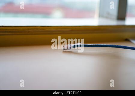 Hochauflösende Nahaufnahme von LAN-Kabel und RJ45-Anschluss für nahtlose Internetverbindung Stockfoto