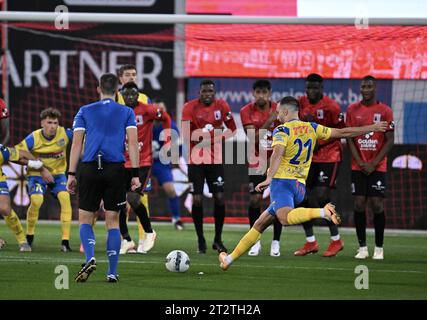 Brüssel, Belgien Oktober 2023. Westerlos Erdon DACI nimmt einen Freistoß während eines Fußballspiels zwischen RWD Molenbeek und KVC Westerlo am Samstag, den 21. Oktober 2023 in Brüssel, am 11. Tag der Saison 2023-2024 der ersten Liga der „Jupiler Pro League“ der belgischen Meisterschaft. BELGA FOTO JOHN THYS Credit: Belga News Agency/Alamy Live News Stockfoto