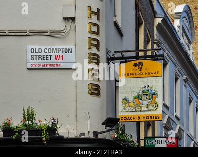 Schild für Coach & Horses Public House, Old Compton Street (Ecke Charing Cross Road), London, England, Großbritannien Stockfoto