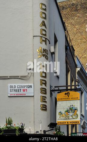 Schild für Coach & Horses Public House, Old Compton Street (Ecke Charing Cross Road), London, England, Großbritannien Stockfoto