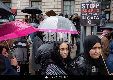 Pro-palästinensische demonstranten marschieren die zweite Woche in Folge nach den Angriffen der Hamas auf Israel am 21. Oktober 2023 in London durch London. Die Met Police hat geschätzt, dass 100.000 an dem Protest durch die Hauptstadt teilgenommen haben, das zweite Massenereignis in einer Woche. Stockfoto