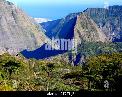 Berühmte Wanderung im Mafate-Kessel, Blick auf den Hafen vom Pfadfinderpfad, Insel Réunion, Frankreich. Teil des UNESCO-Weltkulturerbes in La Réunion, Landschaft Stockfoto