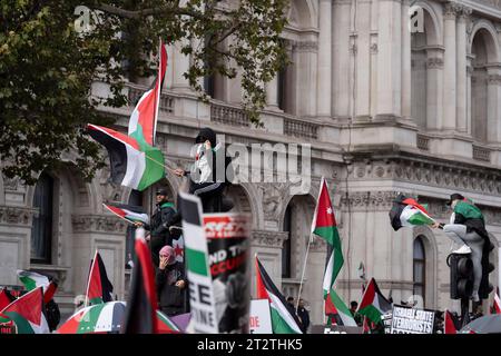 Pro-palästinensische demonstranten marschieren die zweite Woche in Folge nach den Angriffen der Hamas auf Israel am 21. Oktober 2023 in London durch London. Die Met Police hat geschätzt, dass 100.000 an dem Protest durch die Hauptstadt teilgenommen haben, das zweite Massenereignis in einer Woche. Stockfoto