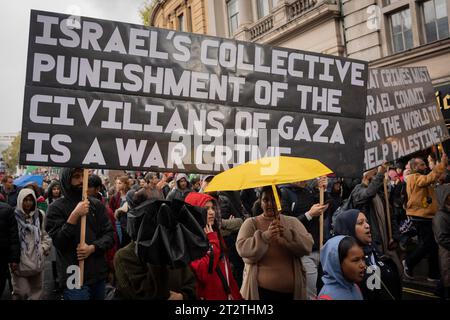 Pro-palästinensische demonstranten marschieren die zweite Woche in Folge nach den Angriffen der Hamas auf Israel am 21. Oktober 2023 in London durch London. Die Met Police hat geschätzt, dass 100.000 an dem Protest durch die Hauptstadt teilgenommen haben, das zweite Massenereignis in einer Woche. Stockfoto