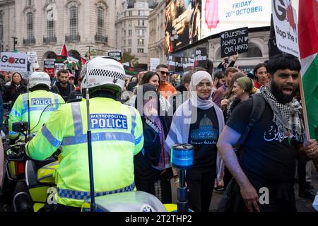 Treffen Polizeibeamte auf Fahrrädern, während pro-palästinensische Demonstranten die zweite Woche in Folge nach den Angriffen der Hamas auf Israel am 21. Oktober 2023 in London durchmarschieren. Die Met Police hat geschätzt, dass 100.000 an dem Protest durch die Hauptstadt teilgenommen haben, das zweite Massenereignis in einer Woche. Stockfoto
