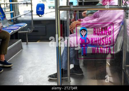 Eine Nahaufnahme eines Aufklebers auf einem Bussitz, der darauf hinweist, dass es ein spezieller Bereich für weibliche Passagiere ist. Förderung der Gleichstellung der Geschlechter durch bestimmte Sitzplätze Stockfoto