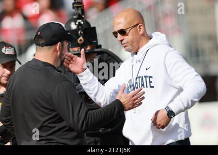 Columbus, Usa. Oktober 2023. Ryan Day, Cheftrainer der Ohio State Buckeyes, spricht mit James Franklin, dem Trainer der Penn State Nittany Lions, vor ihrem Spiel in Columbus, Ohio am Samstag, den 21. Oktober 2023. Foto: Aaron Josefczyk/UPI Credit: UPI/Alamy Live News Stockfoto