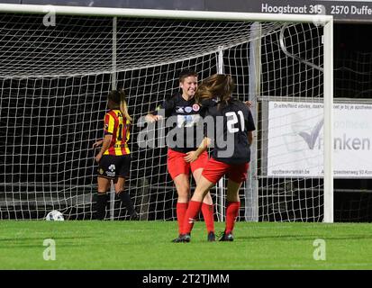 Kontich, Belgien. Oktober 2023. Charlotte Mahieu (23) aus Woluwe feiert ihr Tor während eines Frauenfußballspiels zwischen KV Mechelen und FC Femina WS Woluwe am siebten Spieltag der Saison 2023 - 2024 der belgischen Lotto Womens Super League am Samstag, 21. Oktober 2023 in Kontich, Belgien. Quelle: Sportpix/Alamy Live News Stockfoto