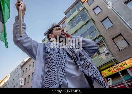 Berlin, Deutschland. Oktober 2023. Tausende pro-palästinensischer Demonstranten überschwemmten am 21. Oktober 2023 die Straßen Berlins und erklärten ihre Unterstützung für die palästinensischen Rechte. Auf dem Marsch vom Oranienplatz zum Hermannplatz in NeukÃ¶lln schwenkten die Teilnehmer palästinensische Flaggen und skandierten Slogans, darunter: "Vom Fluss zum Meer, Palästina wird frei sein" und "freies, freies Palästina". Die Demonstration vor dem Hintergrund des anhaltenden Konflikts zwischen Israel und Gaza spiegelt die weltweite Besorgnis und Aufmerksamkeit wider, die das Thema gewonnen hat. Der marsch war kurz unterbrochen, als die Polizei eintrat und darauf antwortete Stockfoto