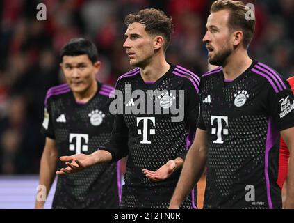 Mainz, Deutschland. Oktober 2023. Fußball: Bundesliga, 1. FSV Mainz 05 - FC Bayern München, Spieltag 8, in der Mewa Arena. Der Münchner Leon Goretzka (M) steht mit Harry Kane (r) und Minjae Kim. Hinweis: Arne Dedert/dpa – WICHTIGER HINWEIS: gemäß den Vorgaben der DFL Deutsche Fußball Liga und des DFB Deutscher Fußball-Bund ist es verboten, im Stadion und/oder des Spiels aufgenommene Fotografien in Form von Sequenzbildern und/oder videoähnlichen Fotoserien zu verwenden oder zu verwenden./dpa/Alamy Live News Stockfoto