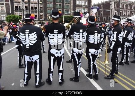 Musiker bei der Day of the Dead Parade in Mexiko-Stadt. Stockfoto