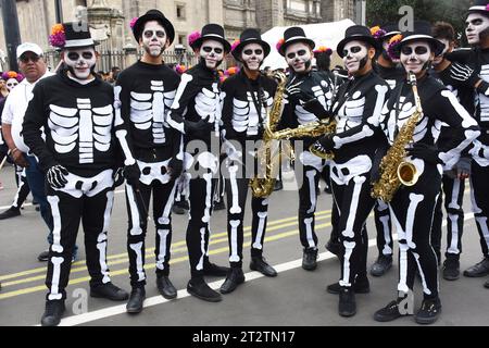 Musiker bei der Day of the Dead Parade in Mexiko-Stadt. Stockfoto