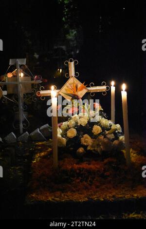 Dekorierte Gräber in der Nacht während des Tages der Toten in San Gregorio Atlapulco, Xochimilco, Mexiko-Stadt Stockfoto