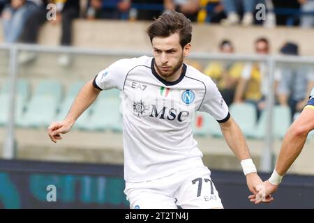 Verona, Venetien, Italien. Oktober 2023. Khvicha Kvaratskhelia von Neapel während des Fußballspiels der Serie A Hellas Verona - SSC Napoli Stadio Bentegodi in Verona, Italien. (Kreditbild: © Ciro de Luca/ZUMA Press Wire) NUR REDAKTIONELLE VERWENDUNG! Nicht für kommerzielle ZWECKE! Stockfoto