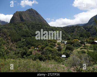 Im Inneren des Mafate-Kessels in der Nähe von Ilet a malheur, einem unesco-Weltkulturerbe in Réunion. Maskarene Insel Naturlandschaft im Sonnenlicht Stockfoto