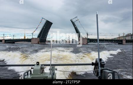 Die geschiedene Palastbrücke über den Fluss Neva in St. Petersburg an einem bewölkten Sommertag. Stockfoto