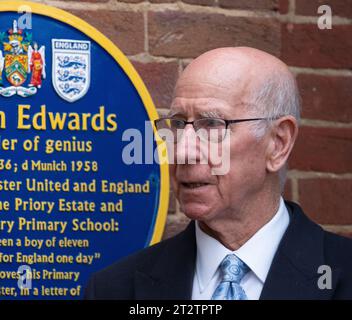 BOBBY CHARLTON MANCHESTER UNITED UND DIE ENGLISCHE FUSSBALLLEGENDE. Am 1. Oktober 2016 (10 Tage vor seinem 80. Geburtstag) kam Bobby bei strömendem Regen, um die Duncan Edwards-Tafel im Priory Park Dudley zu enthüllen. Er war sehr liebenswürdig, ein zweites Mal rauszukommen, um Fans zu treffen und Autogramme zu unterschreiben. Stockfoto