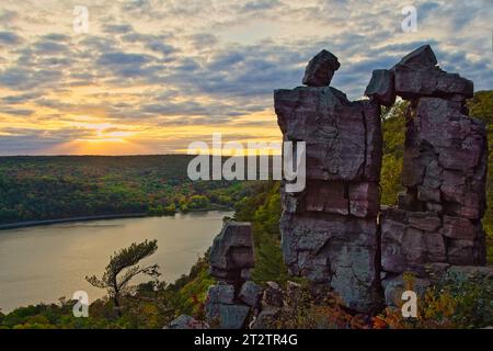 Der Devil's Lake State Park in Wisconsin ist bekannt für seine malerische Wanderung entlang felsiger Pfade und Klippen mit interessanten Felsformationen. Stockfoto